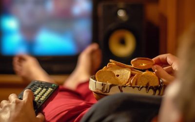 El comer frente a la TV está asociado a un aumento de peso, pero porque?